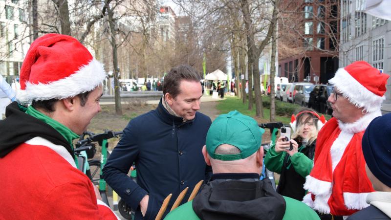 Minister Brouns in gesprek met het Algemeen Boerensyndicaat (ABS) op de betoging van 18 december.