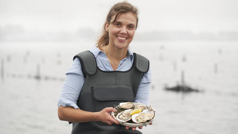 Uitbaatster van De Oesterput Kim Puystjens: “De Spuikom in Oostende is de ideale plek voor oesterkweek”.