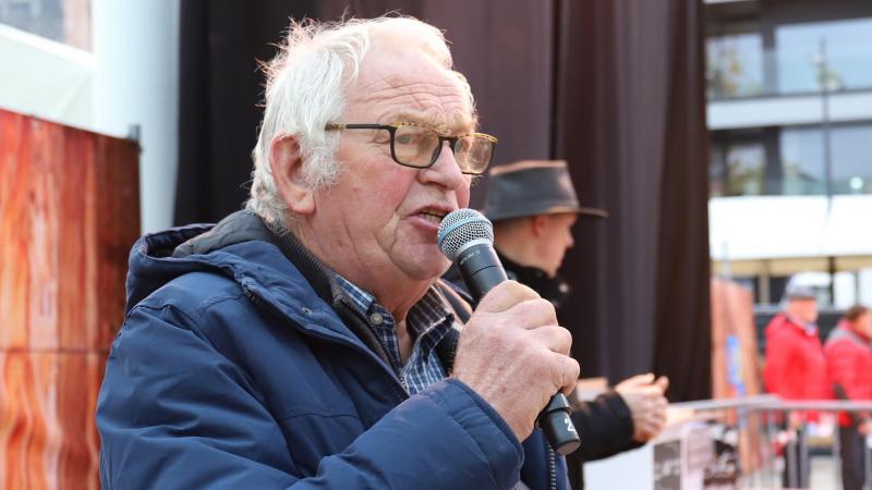 Marcel Marchand zoals we hem vaak te zien krijgen, met de micro in de hand