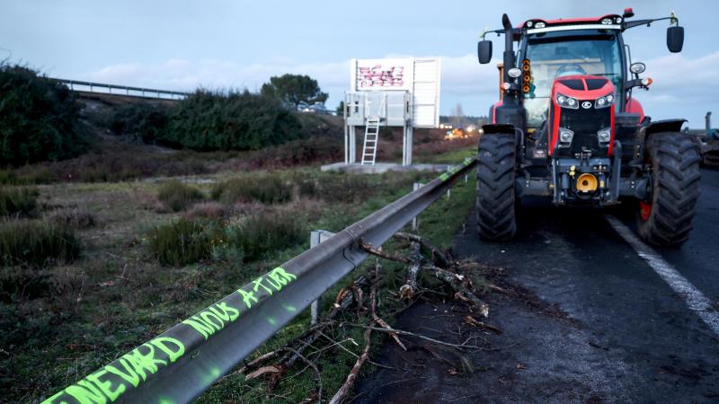 Franse boeren blokkeerden verschillende snelwegen uit ontevredenheid met het overheidsbeleid om uitbraken van de dierziekte nodulaire dermatose in te dammen.