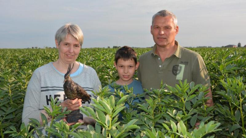 Eind 2023 won akkerbouwer Jos Depotter uit Koksijde – hier naast zijn echtgenote Els Beuselinck en zoon Jean-Baptiste – de eerste Koperen Kievit-award.