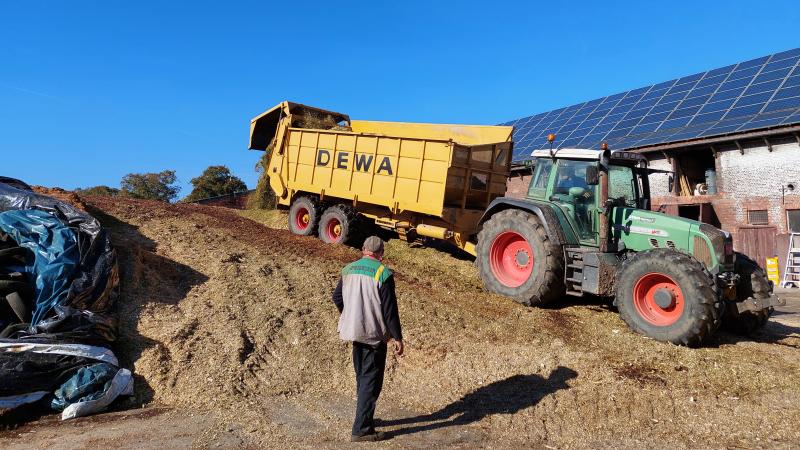 De Vlaamse boer werkt gemiddeld bijna 9 voltijdse werkdagen per week waarvan een volledige dag opgaat aan administratie, aldus Boerenbond.