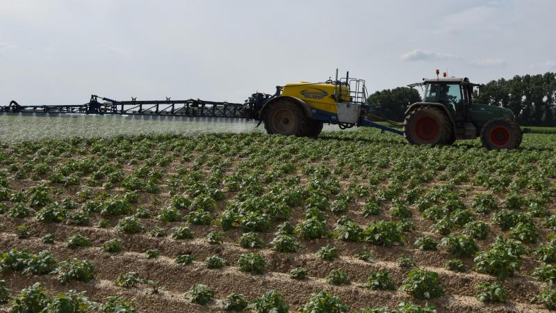 Europa verbiedt almaar meer werkzame stoffen, waardoor het middelenpakket voor telers steeds verder krimpt.