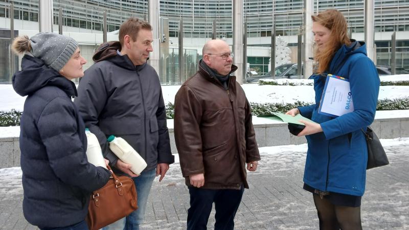ABS-voorzitter Bruno Vincent (tweede van rechts op de foto) overhandigde 4.000 handtekeningen tegen het huidige Mercosur-akkoord aan de Waalse minister Dalcq (rechts).