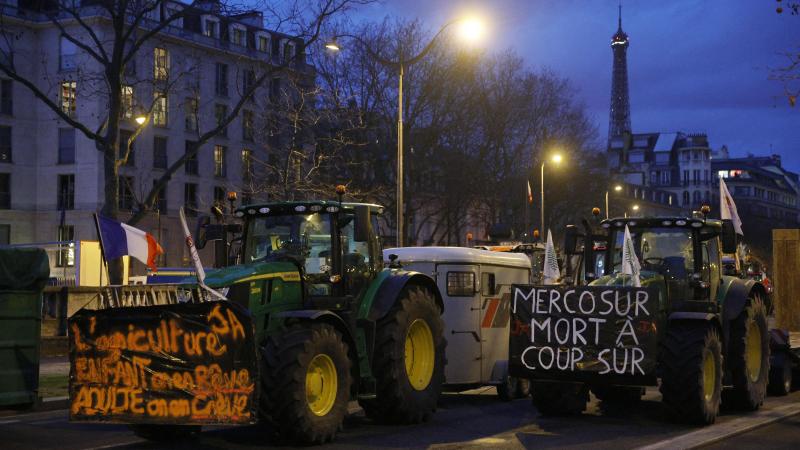 Een 350-tal tractoren verzamelen vandaag in Parijs uit protest tegen onder andere het Mercosur-akkoord.