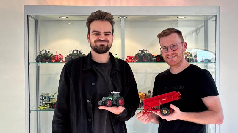 Michiel Saeyens en Sven Van Hecke organiseren dit jaar de landbouwminiaturenbeurs in Merelbeke.