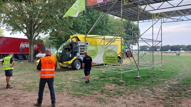 Tijdens de Werktuigendagen vond een begeleide demo met 11 verschillende voermengwagens plaats.