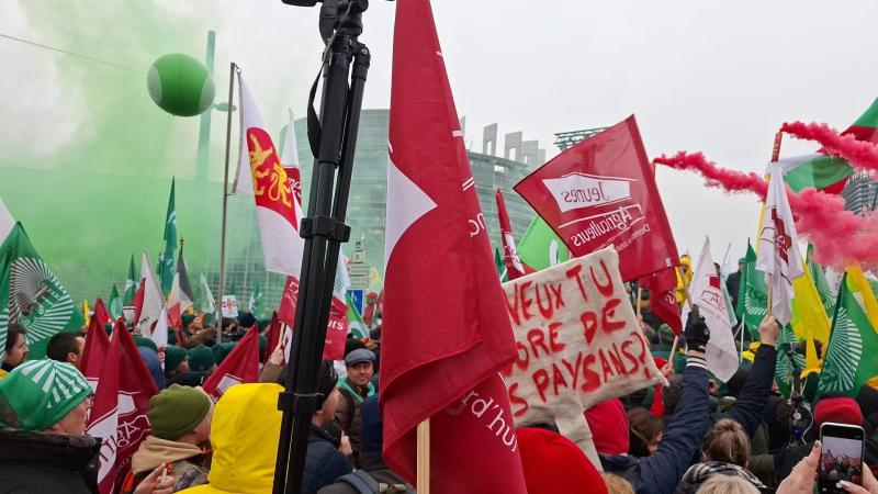 Honderden tractoren hebben op 20 januari het Europees Parlement in Straatsburg geblokkeerd.