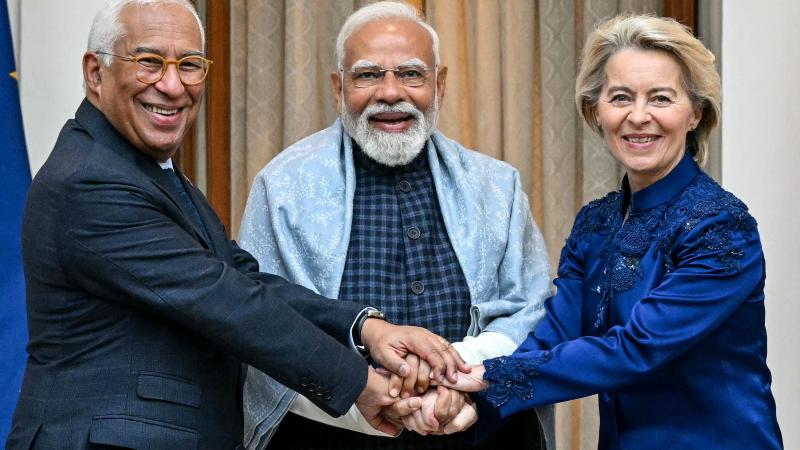 Van links naar recht: de voorzitter van de Europese Raad Antonio Costa, de Indische premier Narendra Modi en de voorzitter van de Europese Commissie Ursula Von der Leyen.
