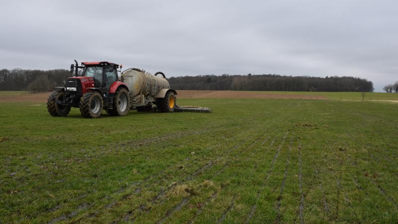 Omwille van de droge weersomstandigheden is het uitrijden van mest op grasland met 1 week vervroegd.