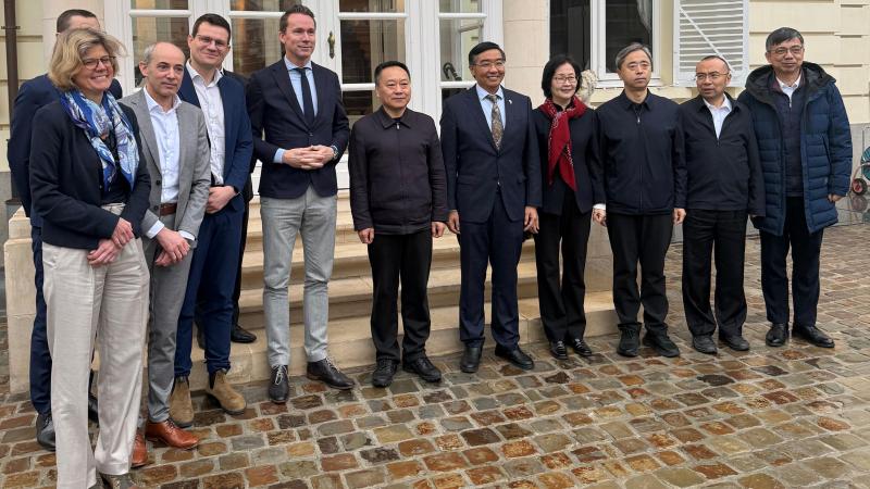 Jo Brouns heeft tijdens een overleg met de Chinese minister van Waterbeleid ervaringen in waterbeheer toegelicht.