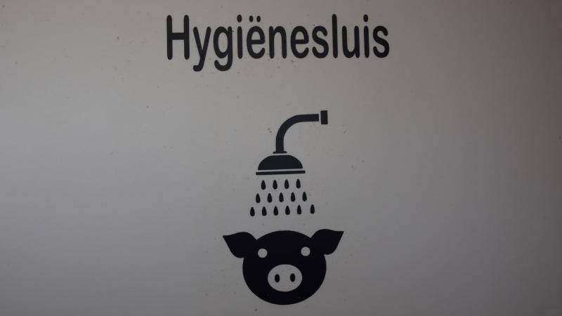 Een hygiënesluis hebben met bedrijfskledij en -schoenen is één ding, ze correct gebruiken is minstens even belangrijk.