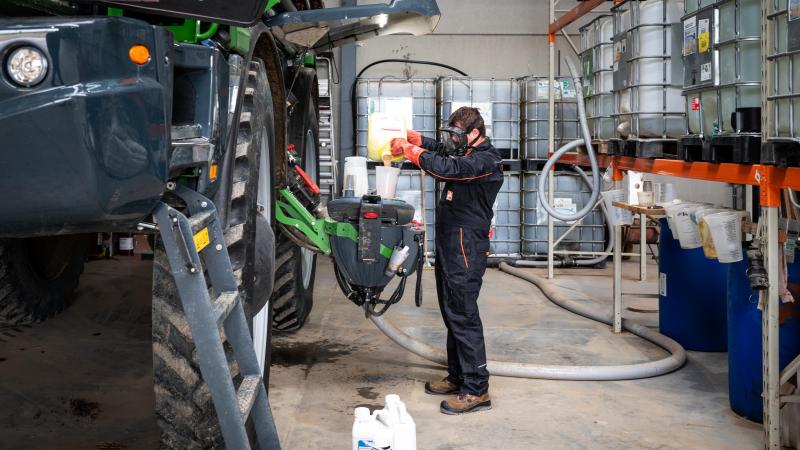 Op de vul- en spoelplaats in zijn loods kan loonsproeier Niels Caignie de tank van zijn sproeimachine veilig vullen.