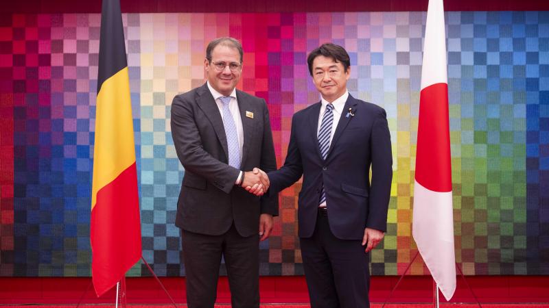 Minister van Landbouw David Clarinval en een vertegenwoordiger van de Japanse overheid in september 2025.