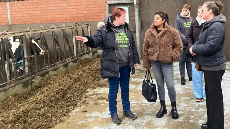 Landelijke Toekomst-voorzitter Sabina Vandeweyer (links op de foto) lichtte aan Antwerps gedeputeerde van Landbouw Jinnih Beels de dagelijkse realiteit van haar melkveebedrijf toe.
