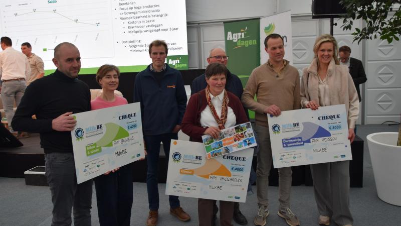 De winnaars van de MilkBE Duurzaamheidsawards werden in de bloemetjes gezet op de Agridagen in Ravels.