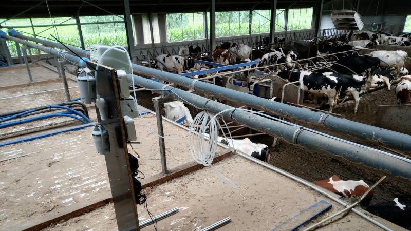 Enkele ammoniaksensoren zijn getest door ILVO in verschillende soorten stallen, waaronder een melkveestal.