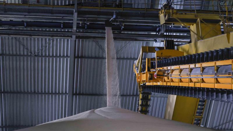 De Europese Commissie stelt voor om gedurende een jaar invoertaksen op verschillende meststoffen op te schorten.