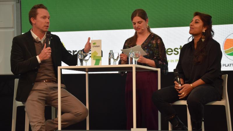 Minister Jo Brouns en gedeputeerde Jinnih Beels kregen vragen voorgeschoteld van gastvrouw Ine Kempen van het Proefbedrijf Pluimveehouderij (midden).