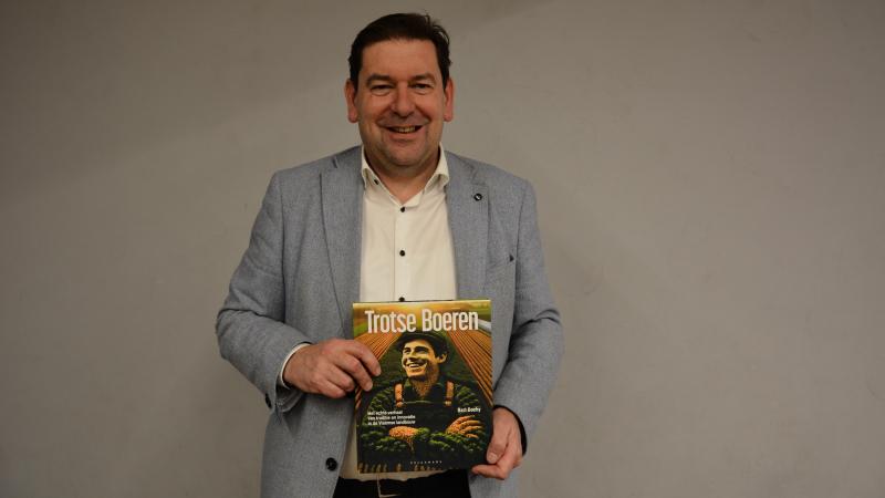 Bart Dochy met zijn boek ‘Trotse Boeren’, dat hij na de boekvoorstelling in Sint-Eloois-Winkel liefst 250 keer mocht signeren.