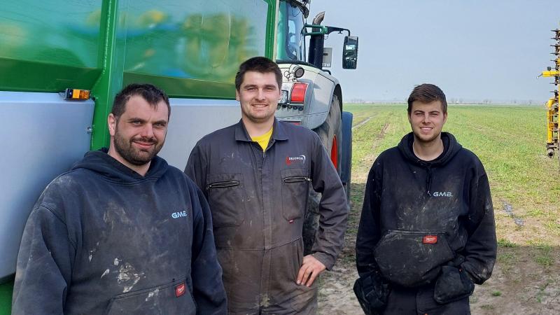 V.l.n.r. Michael Boon, Emiel Leuridan, Lucas Hancke dienen drijfmest toe via de sleepslangmethode/navelstrengbemesting en gebruiken hiervoor een ‘mengcontainer’.