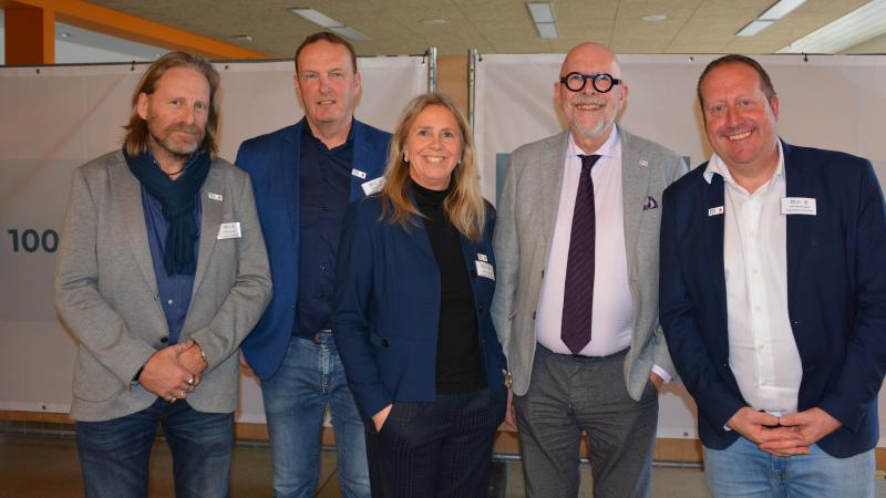 Leden van de PITO-directie, met centraal directrice Daniëlle Segers en rechts van haar Antwerps provinciaal gedeputeerde voor Onderwijs Luk Lemmens (N-VA).