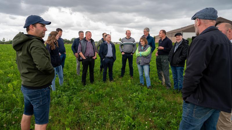 Landbouwers in gesprek op thematisch uitwisselingsmoment over mengteelten.