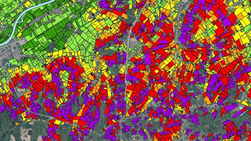 In sommige regio’s in Vlaanderen liggen erg veel erosiegevoelige percelen (in paars en rood aangeduid).