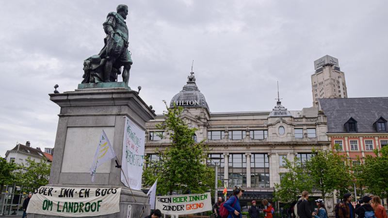 Niet toevallig voeren de betogers actie  in de buurt van de Boerentoren,  een symbolische plaats voor de  boerenstrijd.