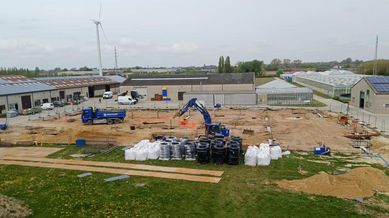 Inagro start met de bouw van een nieuw ‘proefveldatelier’ dat praktijkhallen voor na-oogstonderzoek, een centrale cluster voor gewasbescherming, groeikamers en nieuwe bewaarinfrastructuur voor openluchtteelten bundelt.