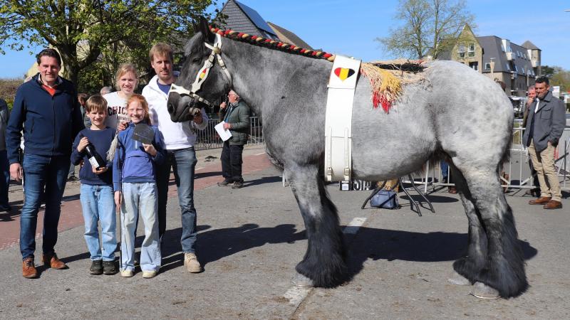 Dagkampioene Isa van ’t Hoogeind (v. Matteo) met de familie Jens Teerlinck en schepen van Landbouw Jonas De Wispelaere.