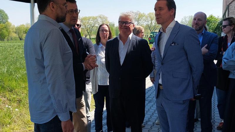 Vlaams minister Jo Brouns bracht op 23 april een bezoek aan de Proefhoeve Bottelare.