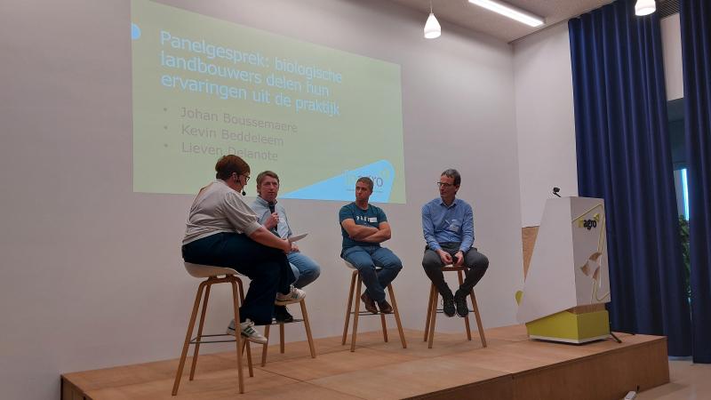 De deelnemers aan het spraakmakende panelgesprek van de biotrefdag, v.l.n.r. moderator Annelies Blomme,  Johan Boussemaere, Kevin Beddeleem en Lieven Delanote.