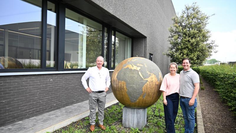 Alexia Dubaere (midden) en Simon Hongenaert (rechts) treden bij DVA in de voetsporen van Luc Dubaere.