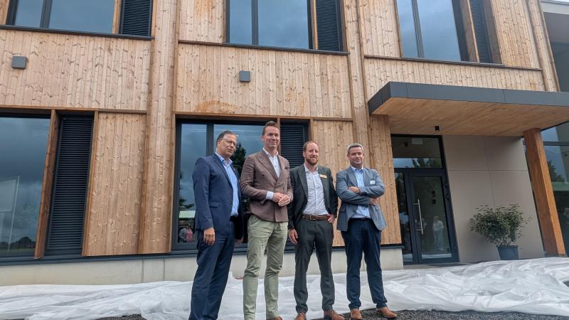 Op 8 juni werd het nieuwe kantoorgebouw van het Praktijkpunt Landbouw plechtig ingehuldigd door onder meer minister Brouns (tweede van links).