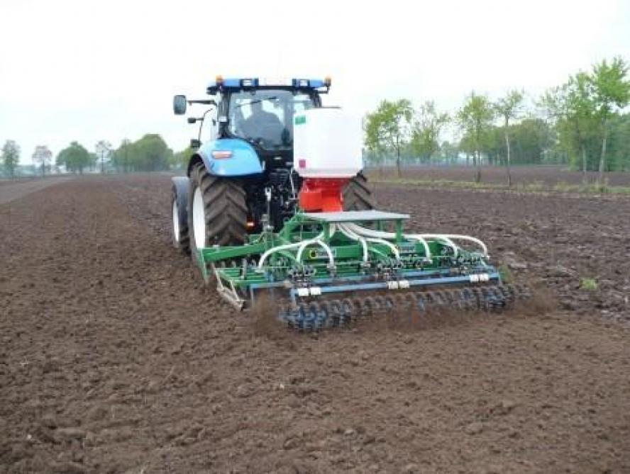 Figuur 2: gras zaaien met zaadbak op cultivator.