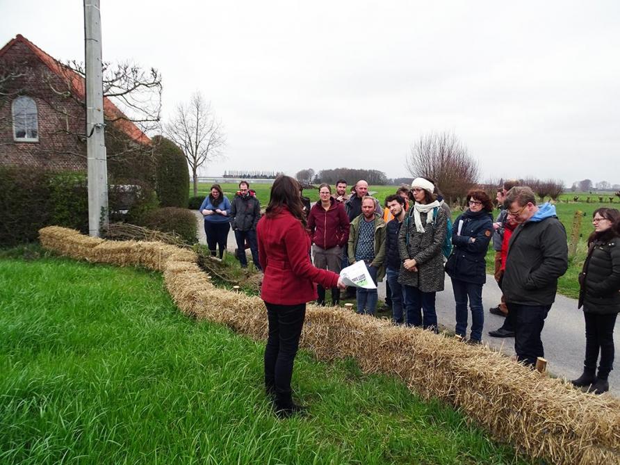 De erosiecoördinator, deskundigen van de Vlaamse overheid en Inagro gaven de deelnemers toelichting over de realisaties. ©Inagro