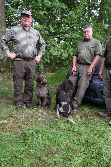 Jagers Roger Ooms en Willy Van Der Veken helpen landbouwers graag met het verdrijven van dieren uit hun perceel.