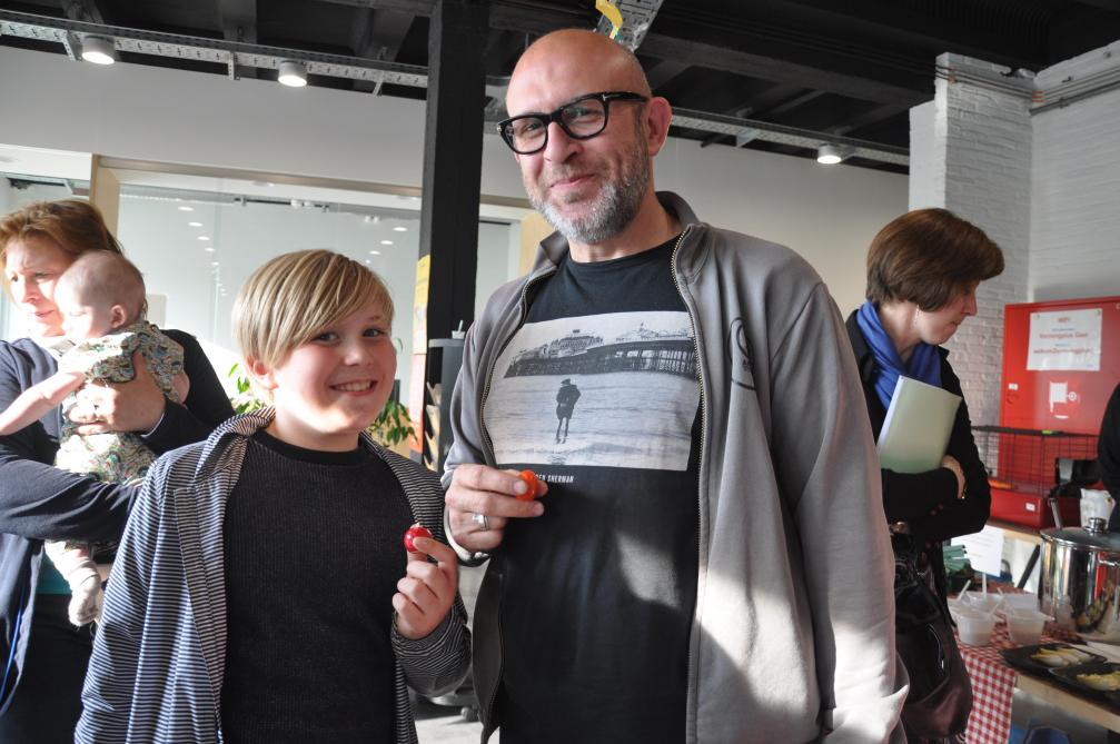 Stefaan Suy (45 jaar) en zijn zoon Daan (10 jaar) zijn alvast fan van het concept.  Ik wil aan mijn zoon meegeven dat het lokaal ook kan.