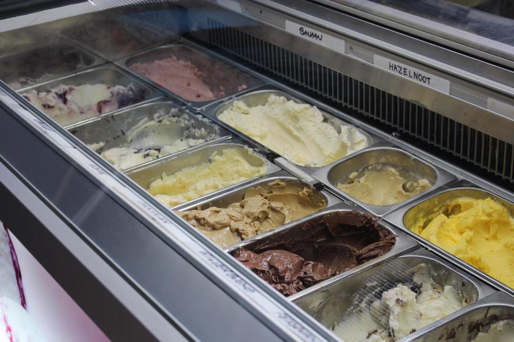 In de winkel heeft de klant een ruime keuze aan ijsjes (13 soorten) en yoghurts (4 soorten). Daarnaast zijn ook platte kaas, halfharde kaas, harde kaas en feta verkrijgbaar.
