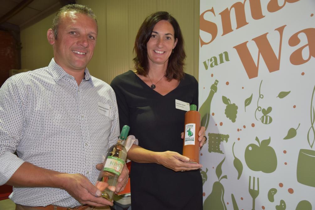 Fruittelers Berten Meersschaert en Isabelle Coppieters hopen de verkoop van hun appelwijn en perenjenever een boost te geven.