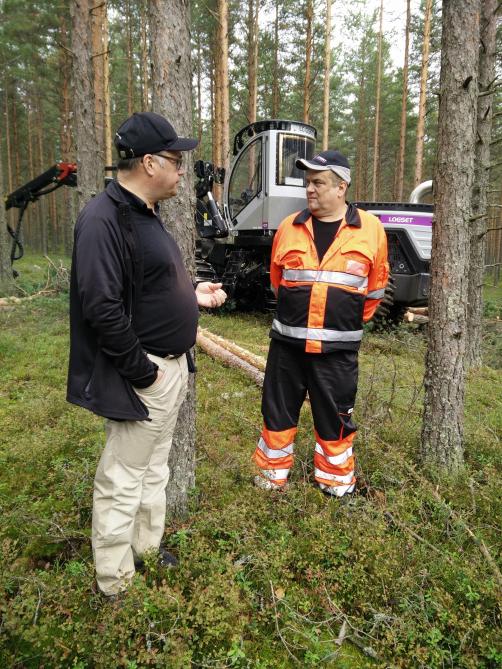 Tapio Nikkanen van Logset en ‘bosloonwerker’ Kari Virtanen wisselen ervaringen uit.