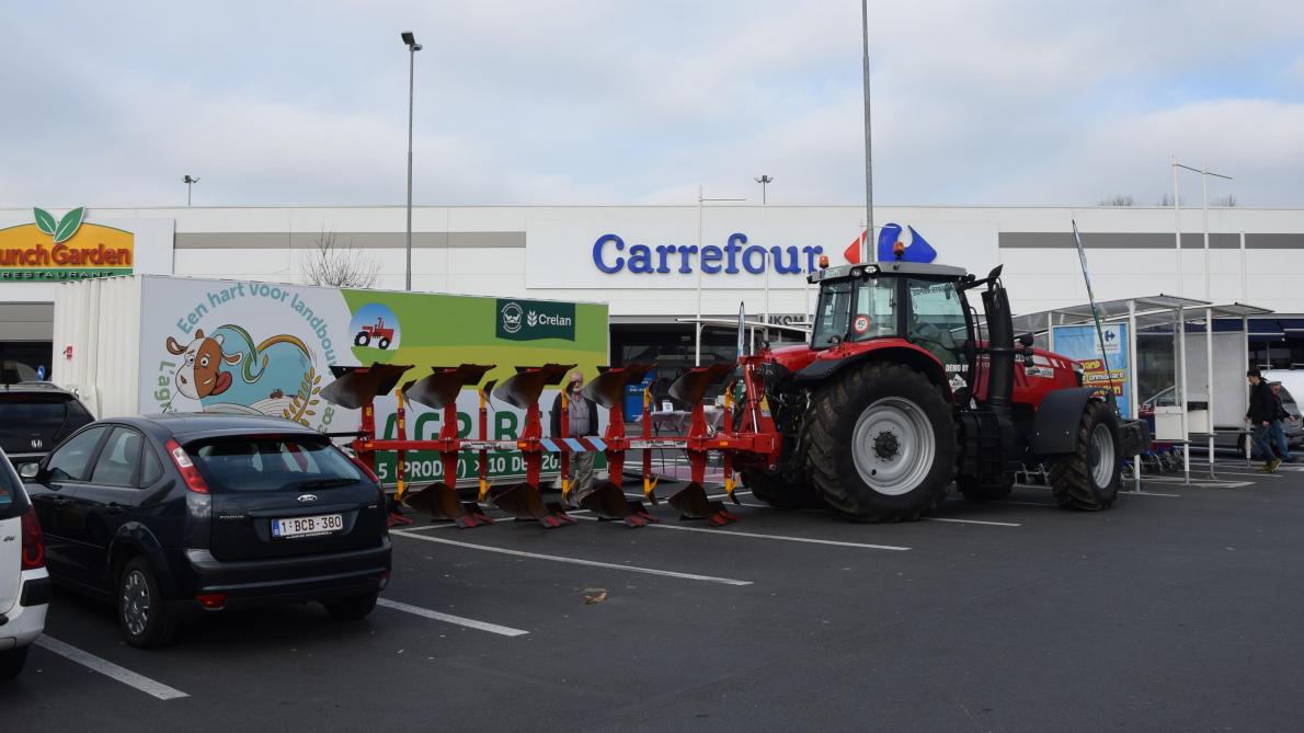 Een achttal Carrefour supermarkten mochten de infocontainer van Agribex, vergezeld van een stevige tractor verwelkomen op hun parking.
