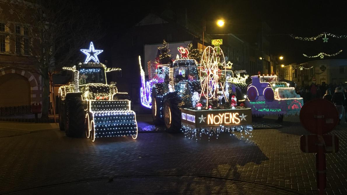 Het drieledige team Noyens wist mooi uit te pakken de voorbije kerstperiode met hun verlichte tractoren.