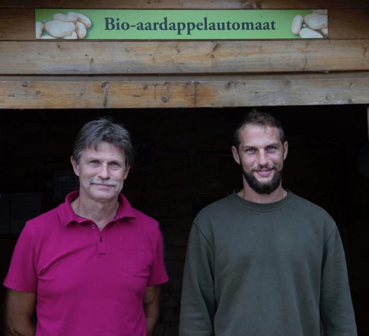 Op de biohoeve Hof te Muizenhole baat Guy Depraetere samen met zijn zoon Damien een gemengd landbouwbedrijf uit.