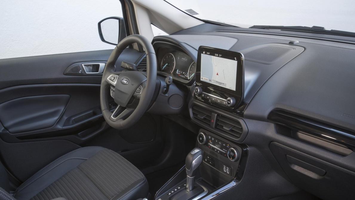De binnenkant is volledig nieuw en lijkt op die van de laatste Fiesta. Het 8-inch  centrale scherm bestuurt het aangesloten SYNC3-systeem.
