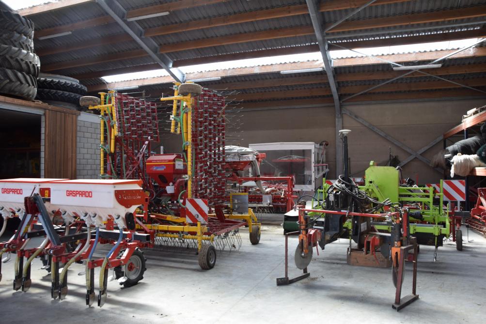 Een biologische landbouwer heeft een resem machines nodig. De loods staat zo vol als het fytolokaal van een gangbare boer.