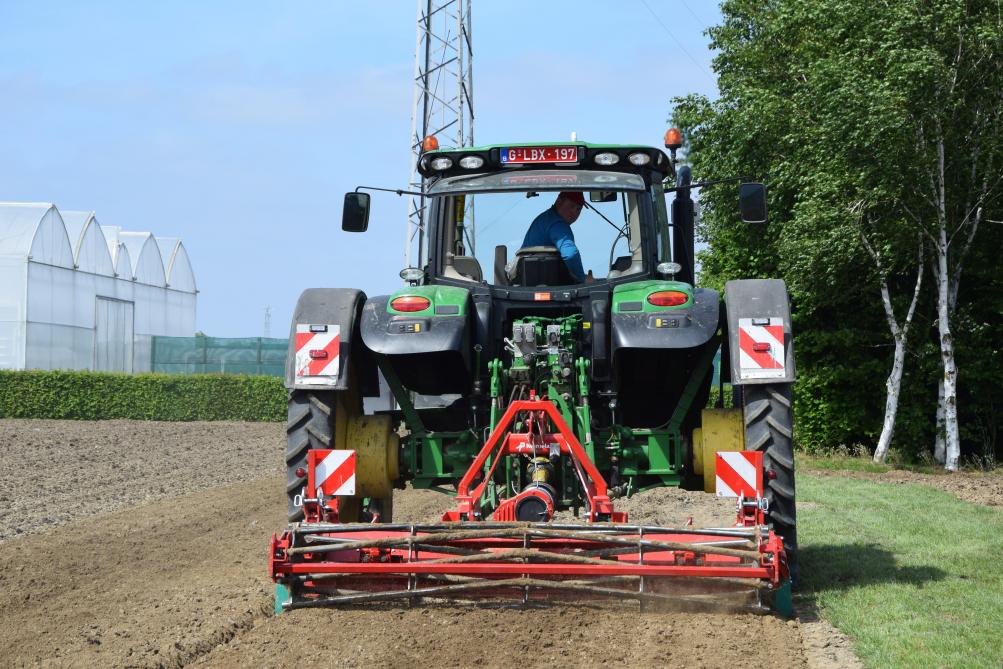 Door met vaste rijpaden te werken is de bodem tussen de tractorwielen onbereden.