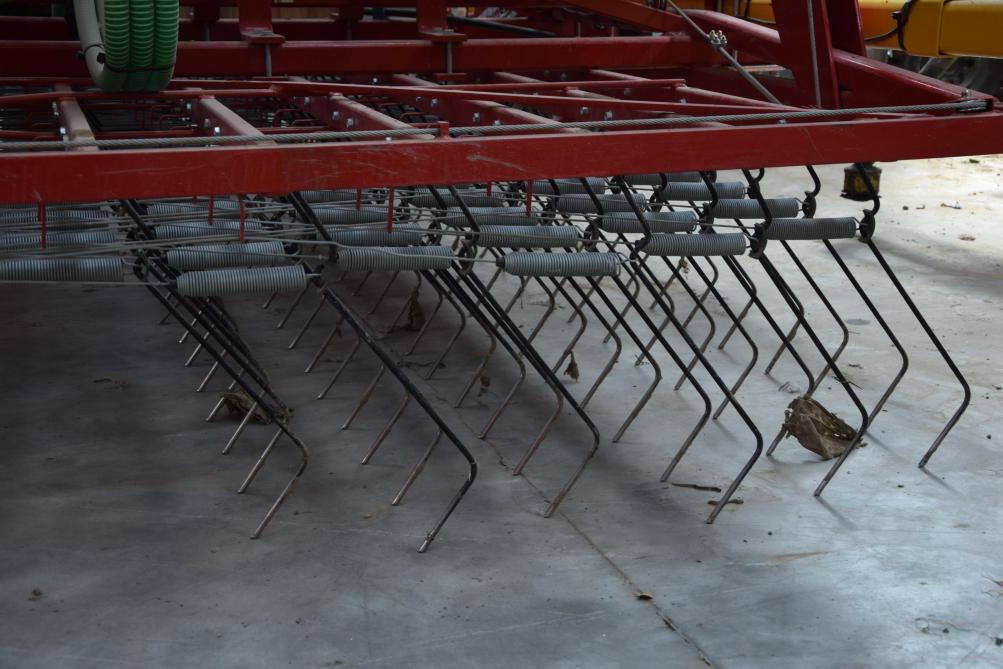 De verende tanden van de wiedeg kunnen nu sneller afgesteld worden en volgen beter de bodem.