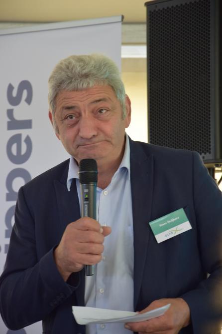 Hans Huijbers, voorzitter van de Nederlandse landbouwersorganisatie ZLTO, draait de zaken graag om: “We hebben last van al te intensieve mensenhouderij.”